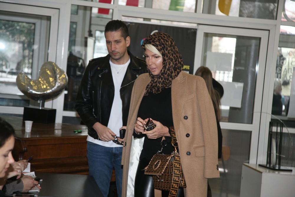 Karleuša na biračkom mestu  