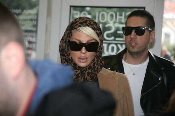 KAD ESTRADA OBAVLJA SVOJU GRAĐANSKU DUŽNOST: Evo ko je sa kim došao na glasanje i ko se kako obukao! (FOTO)