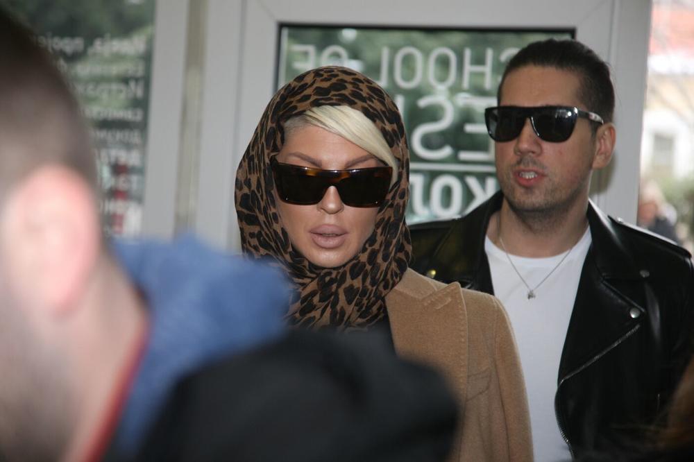 KAD ESTRADA OBAVLJA SVOJU GRAĐANSKU DUŽNOST: Evo ko je sa kim došao na glasanje i ko se kako obukao! (FOTO)