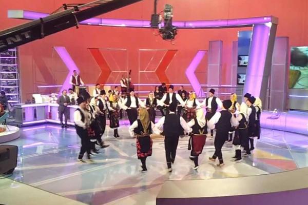 DRAMA NA SNIMANJU ŠARENICE, HITNA POMOĆ JEDVA SPASILA PEVAČA: Ujela ga pčela za KRAJNIK, krenulo GUŠENJE