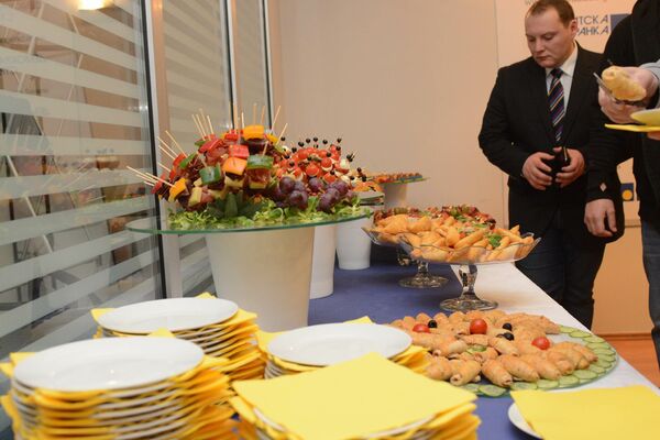 ZABORAVITE NA RESTORAN U SKUPŠTINI! Pronašli smo mesto gde POLITIČARI jedu za 218 dinara, narodu ulaz ZABRANJEN!