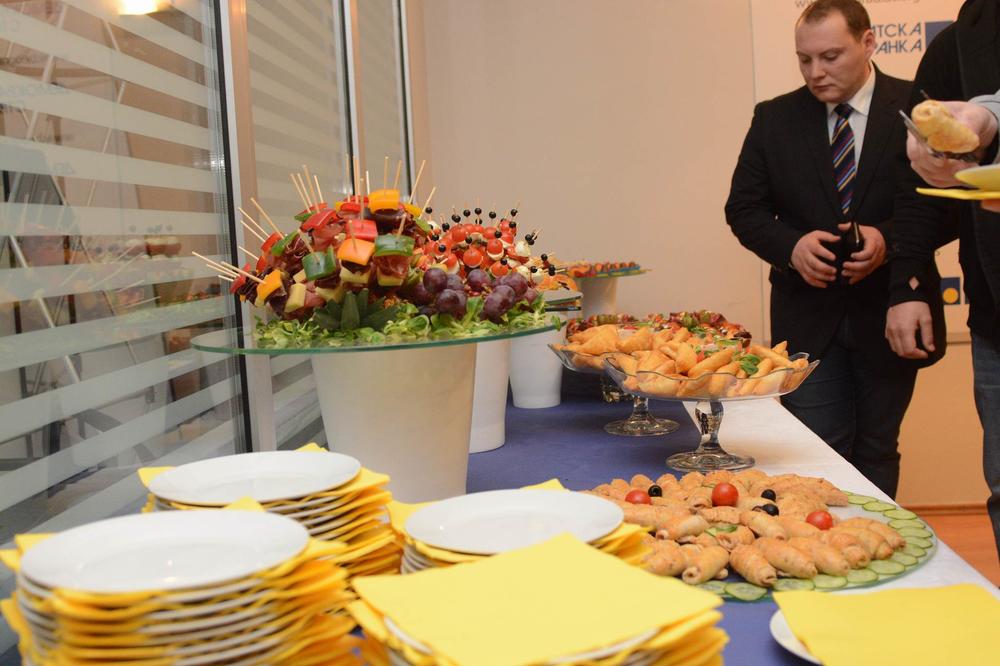 ZABORAVITE NA RESTORAN U SKUPŠTINI! Pronašli smo mesto gde POLITIČARI jedu za 218 dinara, narodu ulaz ZABRANJEN!