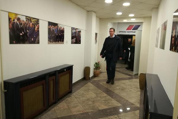 VUČIĆ STIGAO U ŠTAB: Evo ko sve od naprednjaka čeka rezultate (VIDEO)