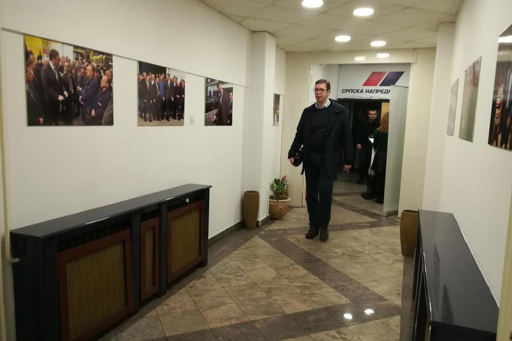 VUČIĆ STIGAO U ŠTAB: Evo ko sve od naprednjaka čeka rezultate (VIDEO)