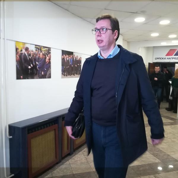 ESPRESO U ŠTABU SNS: VUČIĆ SE OBRATIO I PORUČIO OVO, a onda je STIGAO ŠAMPANJAC!(FOTO)