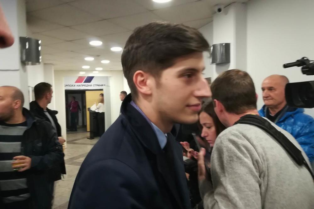 LAV PAJKIĆ U SNS: Uhvatili smo mladog voditelja u štabu, NJEGOVA FACA GOVORI VIŠE OD 1.000 REČI! (FOTO)