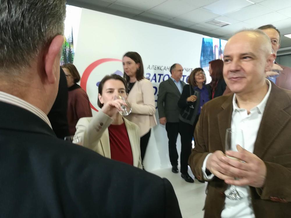 Ana Brnabić pije vino  