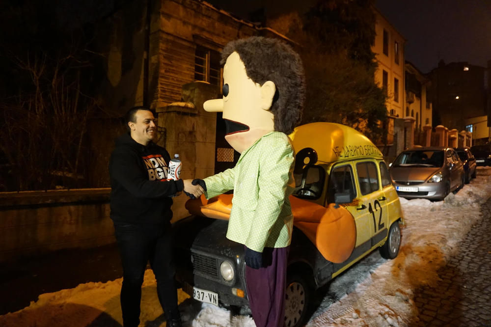 KOMŠA URUČIO POKLON PATKICI, pa izbačen iz VILE VUKA JEREMIĆA! (VIDEO)