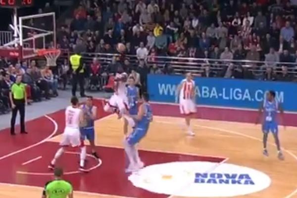 A gde je Lesor na takmičenju u zakucavanjima? Centar Crvene zvezde RAZNEO KOŠ u Laktašima! (VIDEO)
