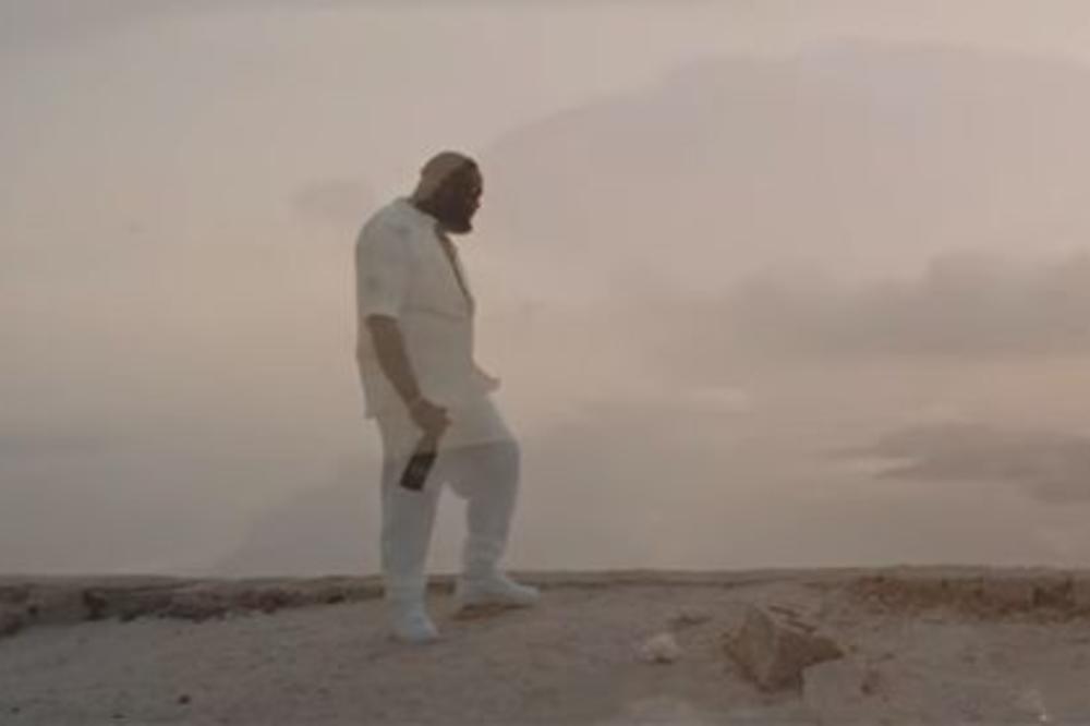 Poznati muzičar hitno HOSPITALIZOVAN, priključen na aparate koji ga održavaju u životu! (FOTO)