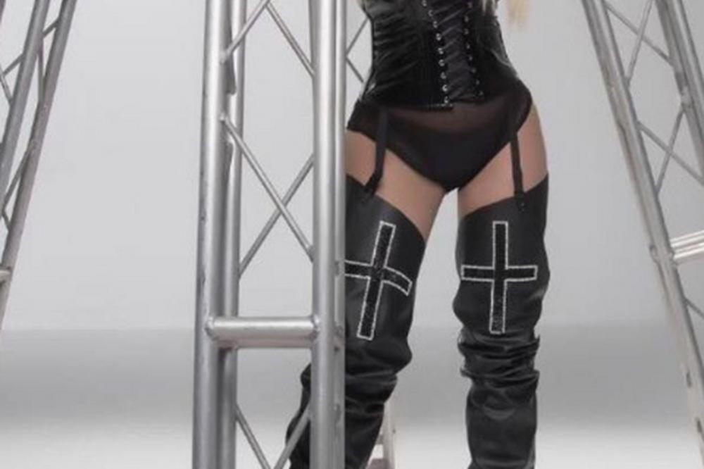 DA LI JE MOŽDA PRETERALA?! Pevačica iskombinovala HALTERE i KRSTOVE, a ono što je potom uradila, izazvalo je NEOČEKIVANO BURNIJE reakcije (FOTO)