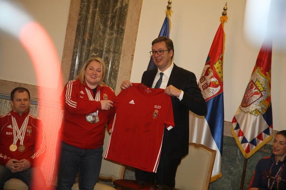 Zorana Arunović je poklonila dres Aleksandru Vučiću