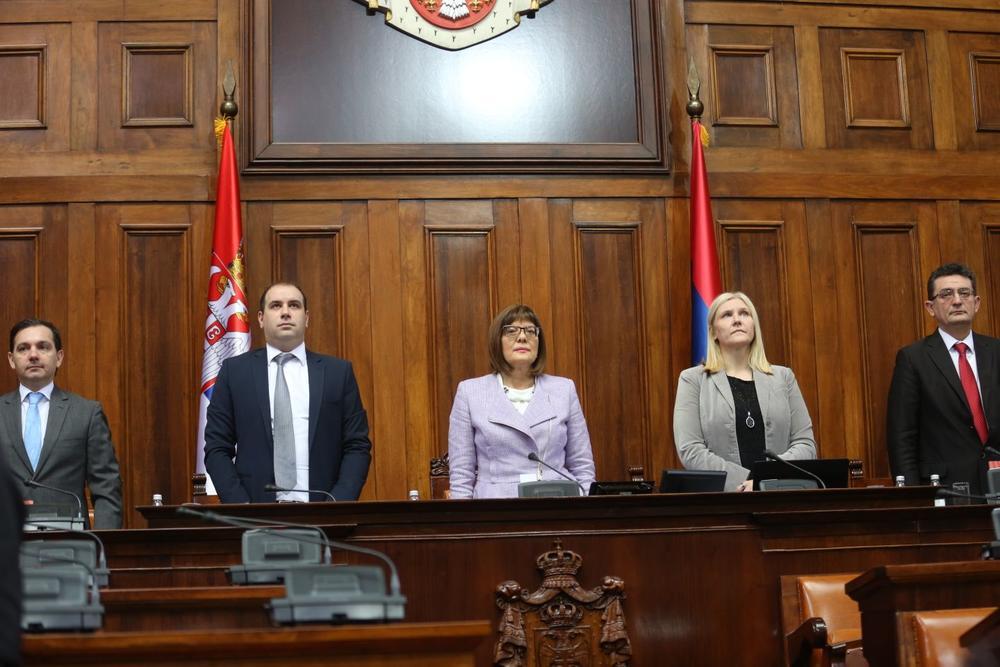 Parlamentarci pre prelaska na dnevni red zajedno su otpevali državnu himnu 'Bože pravde