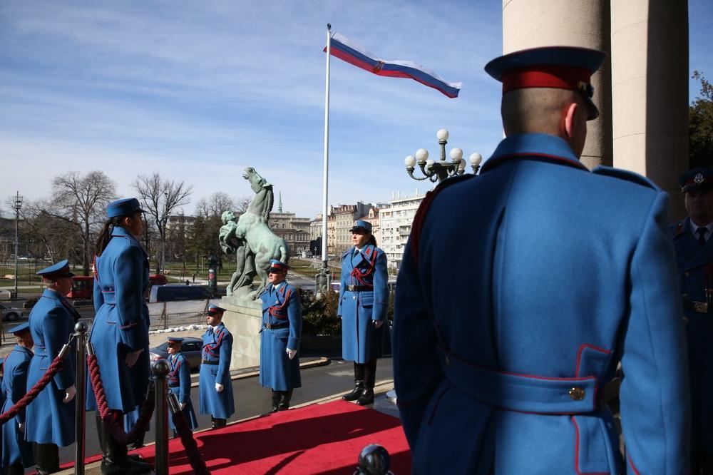 POSLANICI PONOVO U KLUPAMA: Crveni tepih, himna, skockane poslanice i dame među gardistima (FOTO)