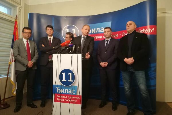 NOVINARI NAPRAVILI SAČEKUŠU ĐILASU: Iz hodnika lupali na ulazna vrata, jer nisu mogli da uđu!