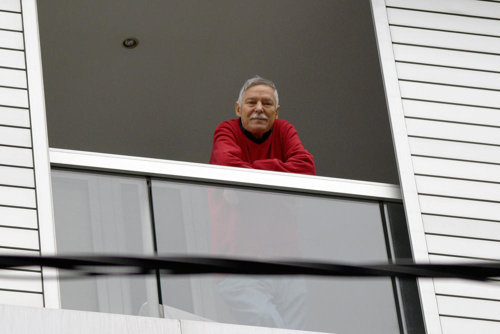 Nedin muž uslikan na terasi njihovog stana na Vračaru  