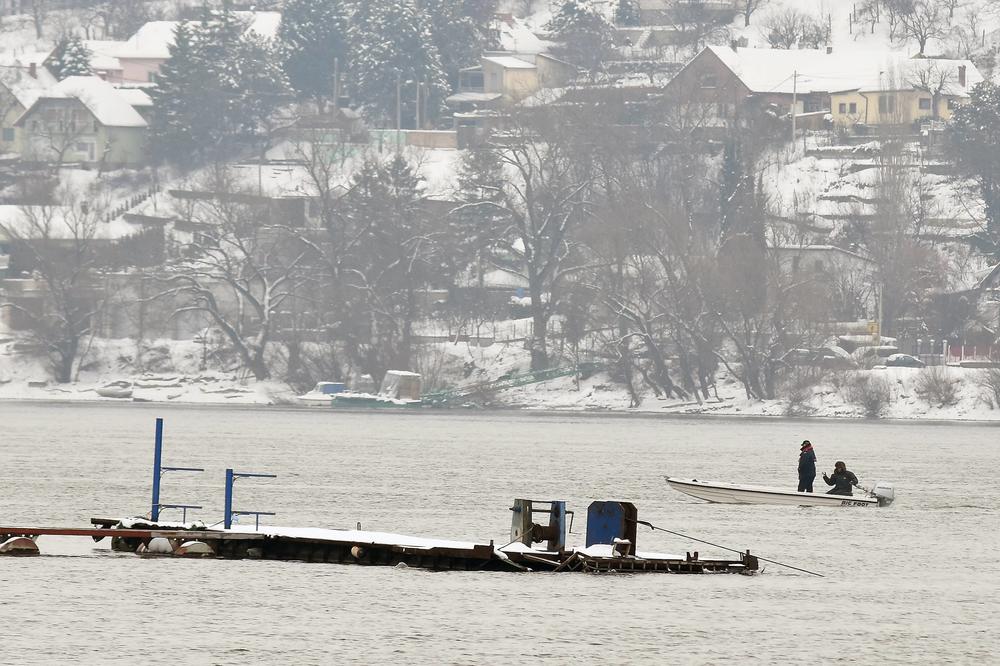 MORAMO DA SKOČIMO: Udarila autom u ogradu mosta kod Beške, pa se bacila u Dunav