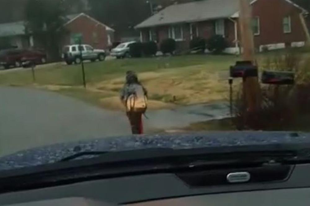 TERAO JE SINA (10) DA PO KIŠI TRČI DO ŠKOLE SAMO DA BI GA NAUČIO PAMETI: Njegov postupak napravio je HAOS na internetu! (FOTO)