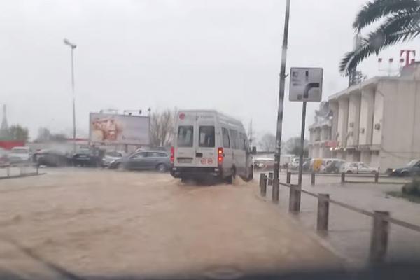NEVREME NA PRIMORJU NAPRAVILO HAOS: U Kotoru padale fasade, pola Budve POPLAVLJENO! (FOTO)