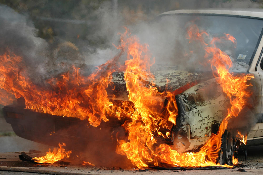 ZAPALIO SE AUTOMOBIL KOD IRIŠKOG VENCA: Bukti vatra tik do šume (FOTO)