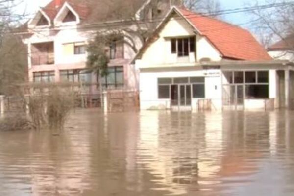 POPLAVE OPET MUČE SRBIJU: Neprospavana noć u Đunisu, stari odbili da se evakuišu