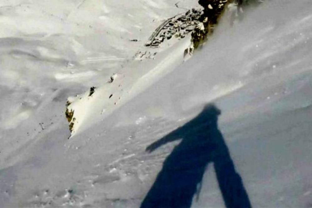 JEDVA IZVUKAO ŽIVU GLAVU: Snouborder se našao u SREDIŠTU LAVINE i uspeo je sve da snimi! (VIDEO)