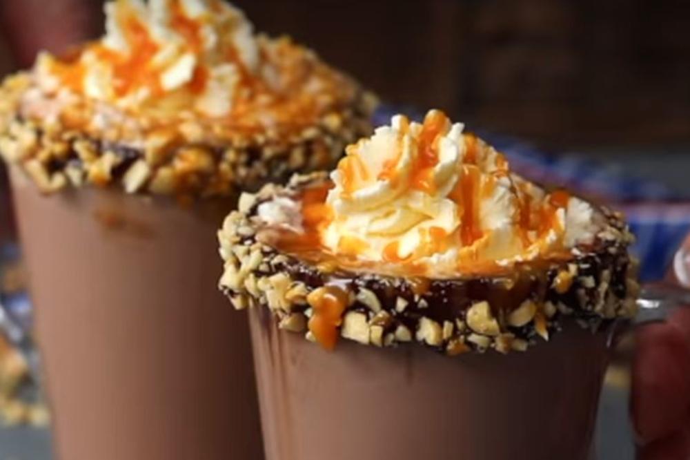 TOPLA ČOKOLADA ZA KOJOM JE POLUDEO SVET: Eksplozija ukusa čiji je glavni sastojak poznata ČOKOLADICA (VIDEO)