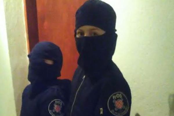 FOTOGRAFISAO DECU U FANTOMKAMA I UNIFORMAMA SA USTAŠKIM POZDRAVOM: Hrvatski političar šokirao javnost!