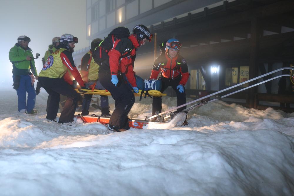 Zavezali ga za dasku  