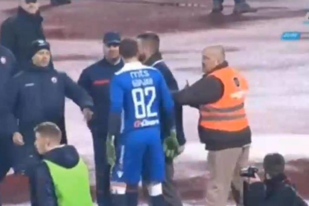 Na koga se to zaleteo Borjan? Golman Zvezde besno preskočio reklame i krenuo na nekoga, jedva su ga obuzdali! (VIDEO)