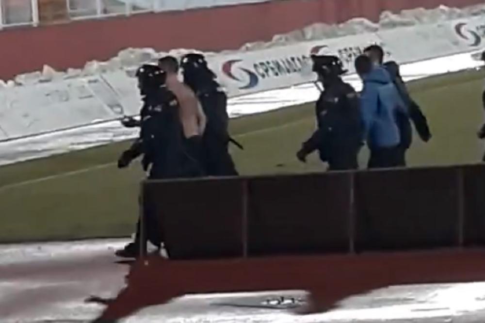 KAO GROBARI NA DERBIJU! Tuča na zapadu Karađorđa, policija izvela golog navijača Zvezde na atletsku stazu! (VIDEO)
