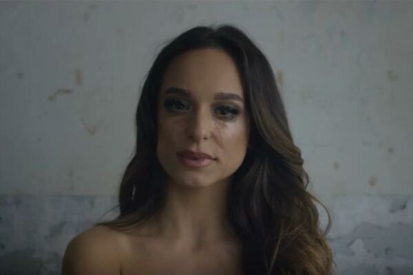 EDITA ARADINOVIĆ SE SKINULA I SVE POKAZALA! Jedan detalj na njenom TELU izazvaće NEZAPAMĆENU pometnju! FOTO