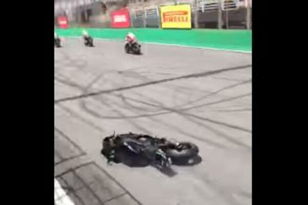 MOTOR MU JE ODLETEO, POČEO JE DA BEŽI SA STAZE: Sekunde su ga delile od SMRTI! (VIDEO)