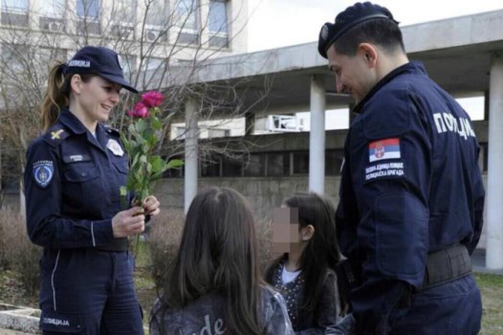 Najlepša fotka 8. marta stiže nam iz MUP: Kako je ministar obradovao dame u uniformama (FOTO)