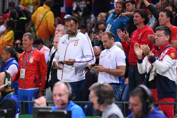 Ima li nešto što ovaj čovek ne zna? Nekad je cepao mrežice, a sad pravi tenkove! (FOTO)