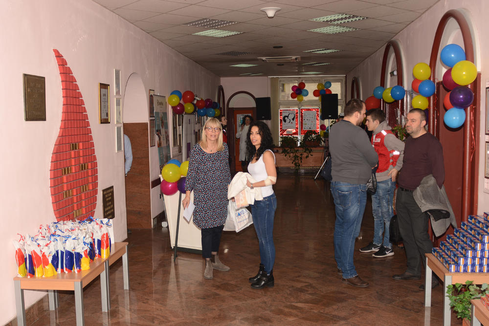 Baloni, slatkiši, cveće i kozmetika za žene davaoce  