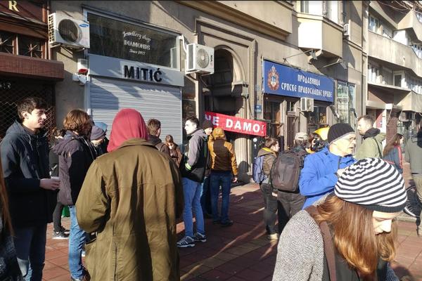 DRAMA U CENTRU BEOGRADA: Građani sprečili iseljenje porodice Maurer (FOTO)