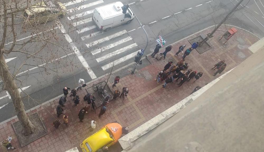 Ovo je pogled sa prozora porodice Maurer: Ljudi se okupili da ih brane 