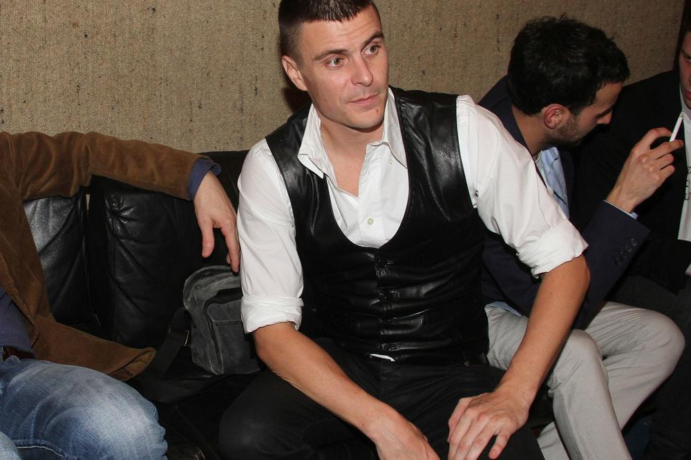 RETKO POKAZUJE EMOCIJE, ALI OVO NAS JE SVE RASTUŽILO: Vuk Kostić se prisetio pokojnog oca i objavio fotografije na kojima se vidi koliko liče (FOTO)