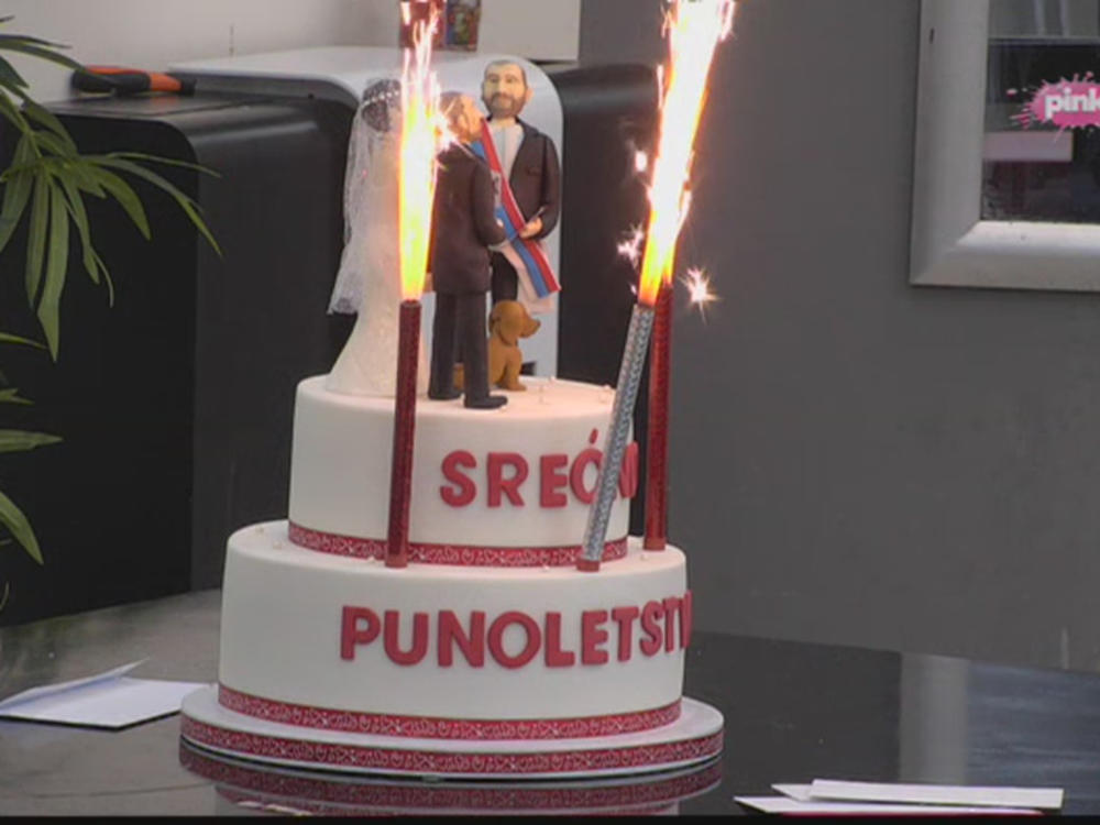 Njena mama je donela tortu koja je prigodna za svadbu  