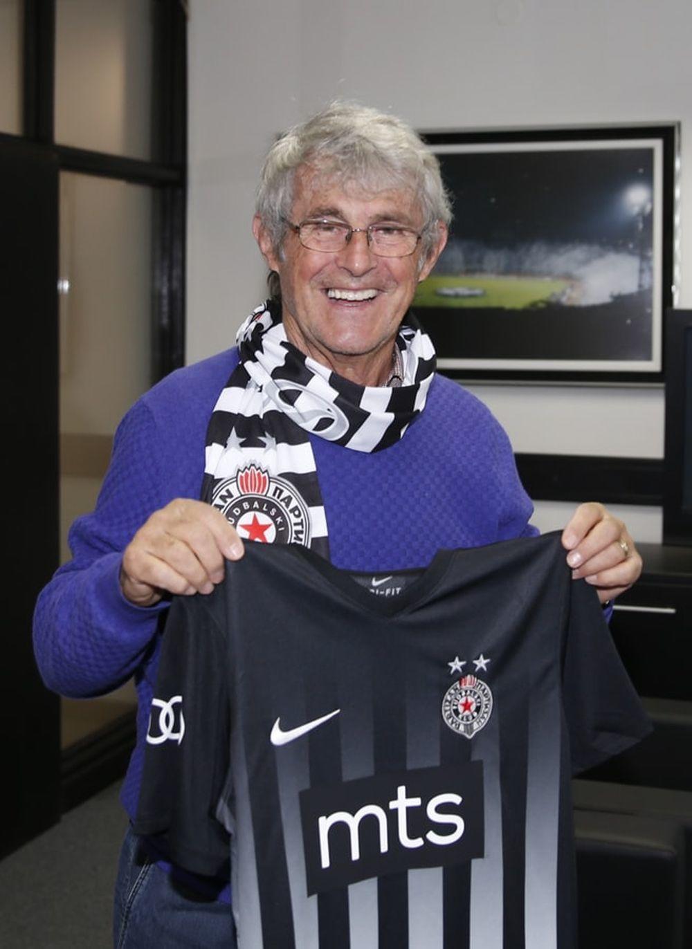 Bora Milutinović je dobio na poklon dres i šal Partizana