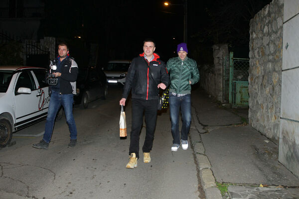 PRVI PUT U JAVNOSTI I TO DRŽEĆI SE ZA RUKE: Ovo je nova devojka Vuka Kostića! (FOTO)