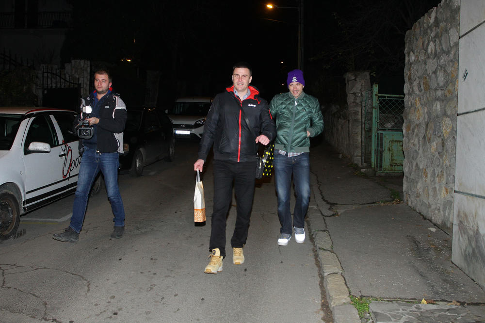 PRVI PUT U JAVNOSTI I TO DRŽEĆI SE ZA RUKE: Ovo je nova devojka Vuka Kostića! (FOTO)