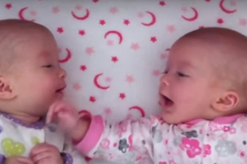 MAJKA JE STAVILA BLIZNAKINJE U KREVETAC! Okrenula se na sekund, a kada je vratila pogled, videla je scenu koju će pamtiti dok je ŽIVA! (VIDEO)