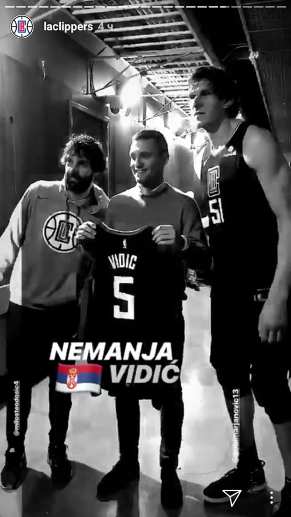 Vidić između Tea i Bobija posle pobede nad Klivlendom  