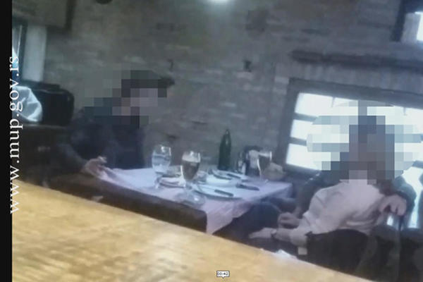 KORUPCIJA UŽIVO, I TO U KAFANI! Pogledajte kako BG inspektor uzima svežanj novčanica od 500 evra! Potom je uhvaćen! (VIDEO)