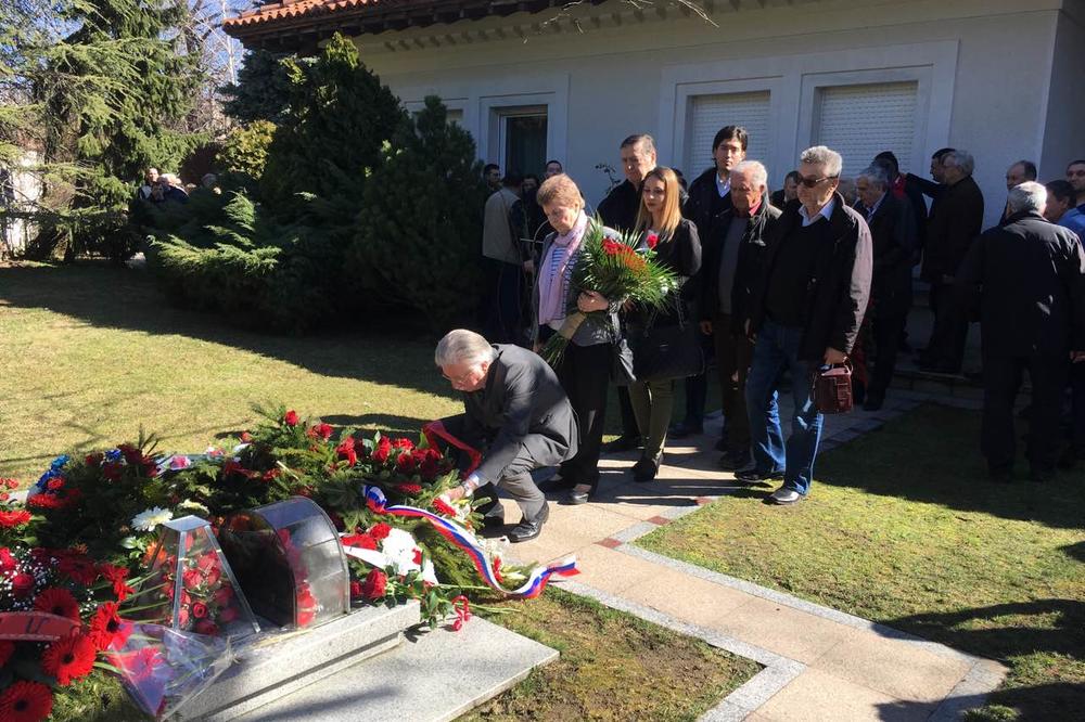 NISU GA ZABORAVILI! Delegacija SPS posetila Miloševićev grob, A EVO I ŠTA SU PORUČILI NA GODIŠNJICU SLOBINE SMRTI (FOTO)
