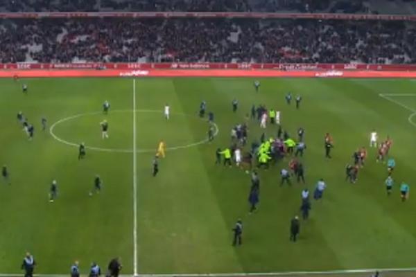 DIVLJACI! Navijači Lila uleteli na teren i pretukli svoje igrače! (VIDEO)