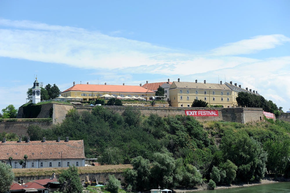 KRENULI AUTOMOBILOM DA SE PROŠETAJU: Posle ove fotke iz Novog Sada zamrzećete proleće! (FOTO)