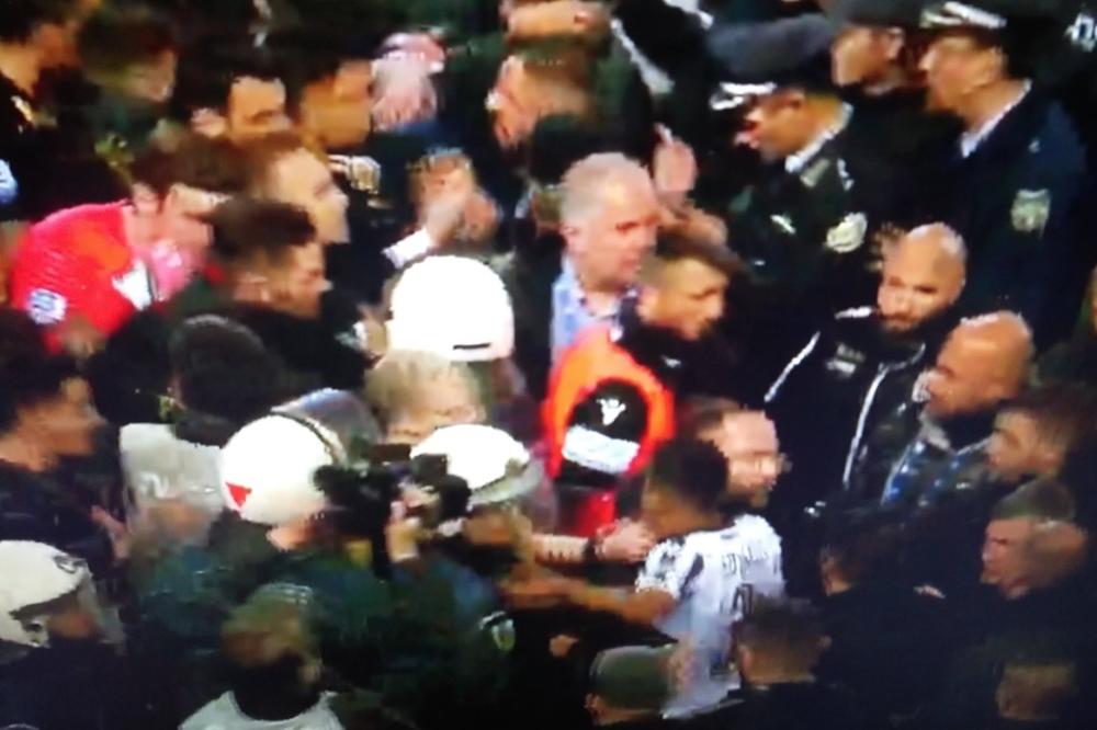 PIŠTOLJI NA TERENU! Vlasnik kluba prekinuo utakmicu PAOK-AEK, novi haos na stadionima u Grčkoj! (FOTO) (VIDEO)